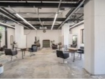 ヘアーアイストゥーレ(HAIR ICI TRE)の写真/開放感のある、居心地のいい空間で気分まで整う◇心地よさにこだわったサロン時間をお過ごしください―。