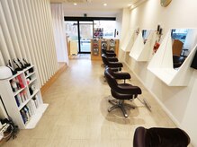 プライベス(PRIVAES)の雰囲気（白を基調とした落ち着いた店内♪）