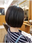 丸みを出したボブ