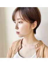 透け感ショートスタイル♪ ラテカラー × ブラウンメイク × 耳掛けショート