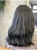 透明感ある暗めのアッシュスタイル