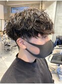 ツイストスパイラルパーマセンターパートメンズマッシュ刈り上げ