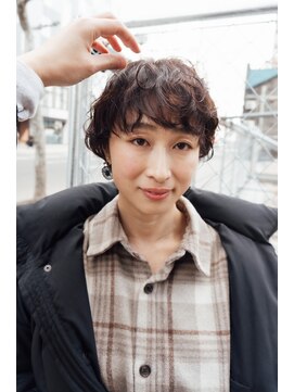 シカ(sica) マッシュショートにくるくるっとパーマ