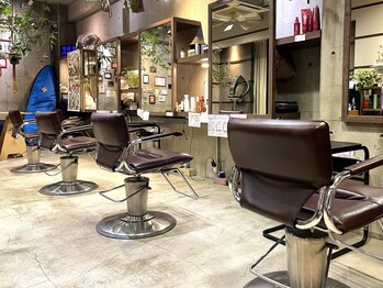 フォーエイチプラス(4H+)の写真/広々とした開放感のある店内で、ゆったりとした時間が過ごせる♪一人一人の髪に寄り添ったケアをご提供◎