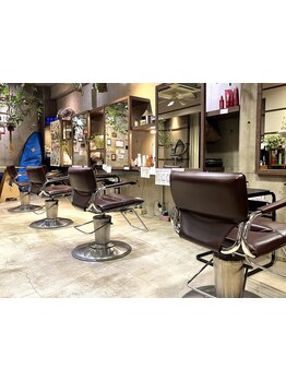 広々とした開放感のある店内で、ゆったりとした時間が過ごせる♪一人一人の髪に寄り添ったケアをご提供◎