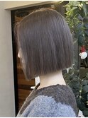 グレージュ切りっぱなしボブ前髪ありミニボブミルクティベージュ
