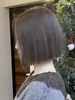 アム(am)&nbsp;グレージュ切りっぱなしボブ前髪ありミニボブミルクティベージュ