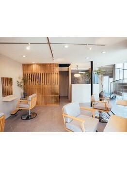 “和”をコンセプトにした「OKUYUKI」静寂に包まれ、繊細で奥行きある美を紡ぐ。