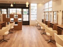 光が差し込む明るい店内で居心地の良い空間を演出しております。