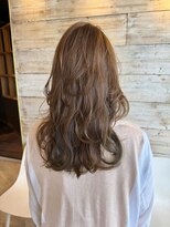 プアヒール(pua heal)&nbsp;ロングレイヤー　仕上げはコテでウェーブ巻き