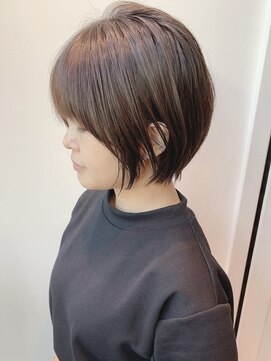ステア ケース(stair case) 2021年人気髪型耳かけ丸みショートボブ/グレージュハイライト