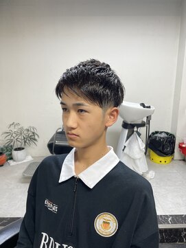 メリケンバーバーショップ フクオカ(MERICAN BARBERSHOP FUK) 波巻き束感ショートツーブロックマッシュアップバングコンマヘア
