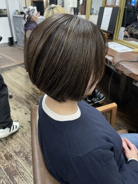 アート(art) 白髪ぼかしハイライト＋ショートボブ
