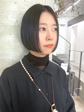 セル(CELL) ネイビーカラー　ぱつっとボブ　ワンレン　ダークトーン