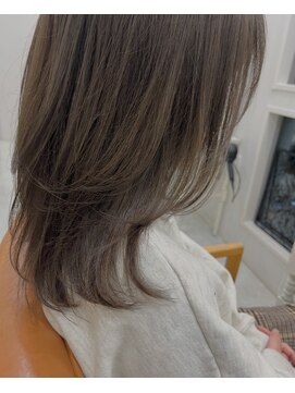 スリーセブントーキョー(Three Seven Tokyo 37) レイヤースタイル×グレージュ