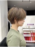 くびれショート ハンサムショート 耳かけ カット ベージュカラー