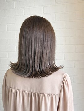 デュッカダブリュー(Duka W) 外ハネミディ×透明感グレージュ