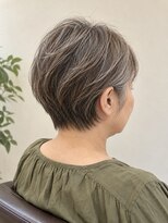 aptas 青山/表参道 白髪染め/白髪ぼかしハイライト/ボリュームアップエクステ&nbsp;表参道/青山/自然なグレイの丸みショート