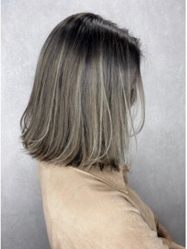 ジーナ 梅田(Zina) 【Zina 梅田】　グレージュ★ハイライトカラー