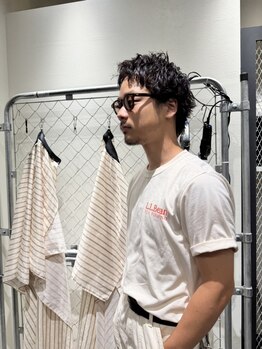 フランクスバーバーリベラルド 横浜(FRANK'S BARBER LIBERALD)の写真/【横浜駅西口徒歩5分】ビジネスマンに嬉しい平日21時まで営業！仕事帰りにビールと共にヘアもリフレッシュ!