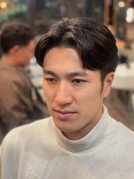 ショートセンターパート×ニュアンスサーフの色気バーバールック