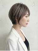 知性を纏う白髪ぼかしハイライトの上品ベリーショート