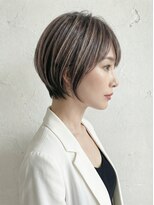 シオミエイチ タイムレス 垂水(shiomi H timeless)&nbsp;知性を纏う白髪ぼかしハイライトの上品ベリーショート