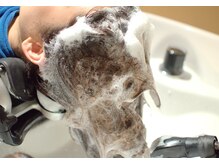 プレシャンプーで毛髪に着いた汚れを取り除き、状態を確認！ダメージの原因を知るために1度素髪の状態に。