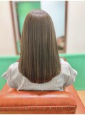 可愛さ3割増し!ツヤツヤストレートヘア
