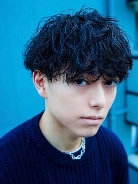 ウェイビーエフティフィフス 横浜西口(WAVEY ft.fifth) センターパート波巻きスパイラルツイストパーマメンズマッシュ