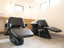 【フルフラットのシャンプー台でリラックス】首が疲れずリラックス。ベッドで寝ているような寝心地に。