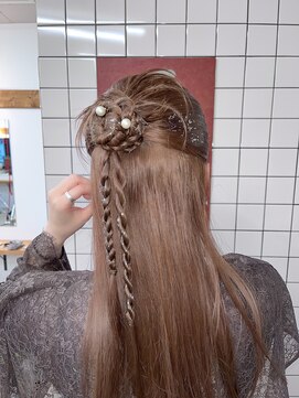 カルテ(QUARTE) タイトなハーフアップアレンジ