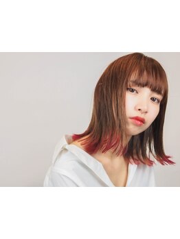 ダメージ連鎖を断ち切る集中補修◇髪が目覚める美容液トリートメントで、光を集める宝石のような艶。