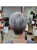 白髪を活かしたショートスタイル