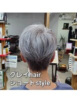 ピース(PIECES) 白髪を活かしたショートスタイル