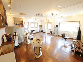 フィール ヘアーアンドメイク(FEEL HAIR&MAKE)の写真/4席のみの広々とした空間で周りを気にせずリラックス…＊あなただけの特別な時間をお過ごしください♪