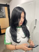 リグ 横浜(Lig.) レイヤーカットハッシュカットブルーブラックブリーチなし横浜駅