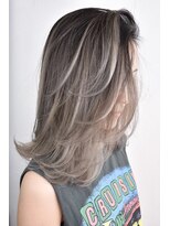 ルーヴェ(LOWE)&nbsp;外国人風バレイヤージュとレイヤーロブのお洒落ハイトーン