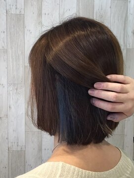 マニス(manis) 20代30代40代大人かわいい前下がりボブインナーカラー×ブルー