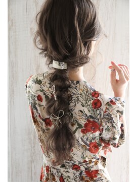 エストレーラ(estrela) 『estrela』大人可愛いお呼ばれ編みおろしアレンジ