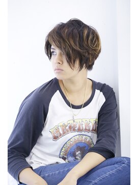 イチゼロイチゼロイチ(10101) ハイライトを効かせたアシンメトリー個性派ショートヘア