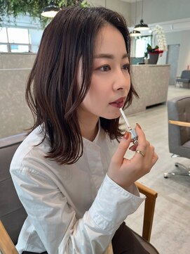 エテレ(etele) etele 松下弥来が叶える"白シャツ×春カラー"