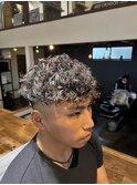 フェード刈り上げプードルパーマホワイトメッシュ