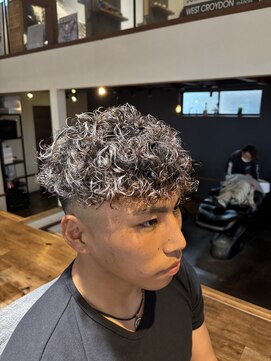 メンズヘアースパイス 駅前(Men's hair SPICE) フェード刈り上げプードルパーマホワイトメッシュ
