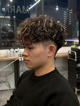 リッチブランドアンドコー(Rich Brand&Co) スパイラルパーマツイストパーマアップバング短髪メッシュ