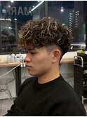 スパイラルパーマツイストパーマアップバング短髪メッシュ
