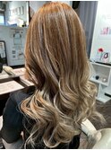 おしゃれな大人のハイライト×ロング アッシュベージュ