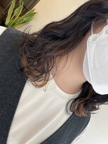 エンレイ(enRei)&nbsp;インナーカラーナチュラル黒髪暗髪無造作ウェーブミディ