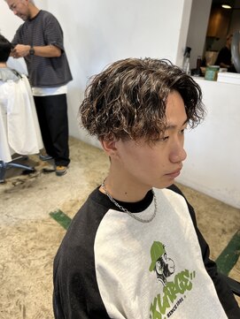 ザデイ カットアンドカルチャーショップ(THE DAY CUT&CULTURE SHOP) センターパート×ツイストスパイラル