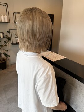 メデル(mederu) 切りっぱなしボブミルクティーベージュケアブリーチカラー透明感